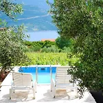 Vineyard House & Olive Grove House Tatil Evi