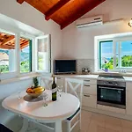 Vineyard House & Olive Grove House Tatil Evi Račišće